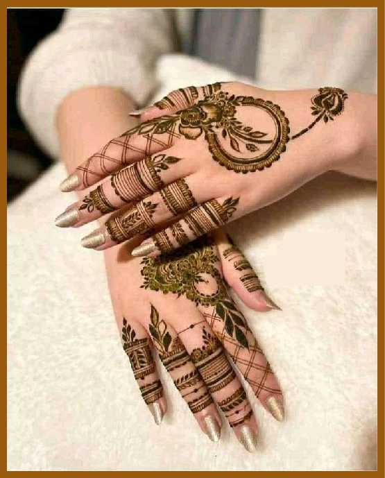 Aesthetic Back Hand Circle Design Mehndi With Minimal Fill